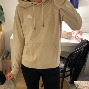 Nike hoodie - Beige Nike hoodie i superfint skick då jag anvönt Max 5 gånger. Som ny, Köpt för 799kr💞💞 pris kan diskuteras! Fler bilder finns osså🥰