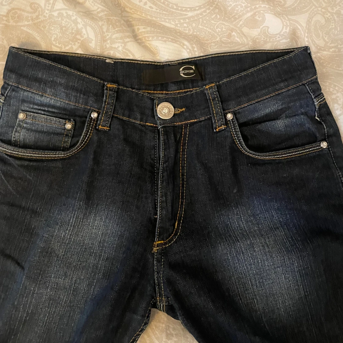 Mörkblå jeans med broderade bakfickor - 91
