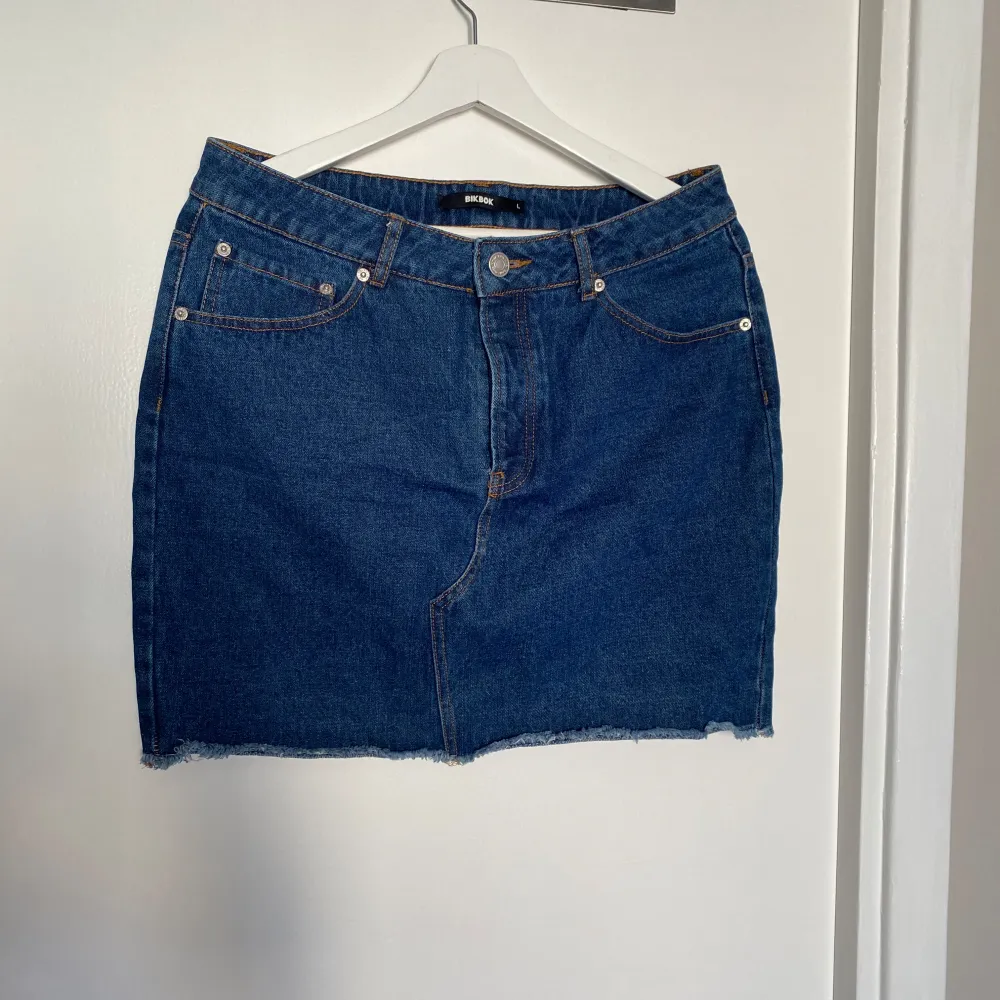 Blå jeans kjol från bikbok strl L, endast använd ett fåtal gånger. Silver detaljer med fickor framtill. Priset är alltid diskuterbart🌸. Kjolar.