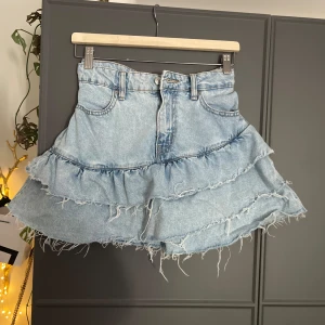 Jeanskjol - RENSAR GARDEROBEN!!☺️💕🥂