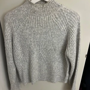 Stickad tröja  - Fin stickad tröja som knappt är använd