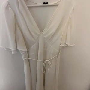 Vit klänning  - Fin klänning som är använd en gång. Storlek XL men är mindre i storlek så passar säkert M/L 