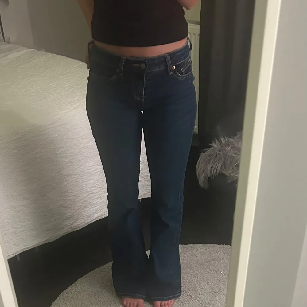 Mörkblå jeans i storlek 34, för långa för mig som är 165. . Farkut & Housut.