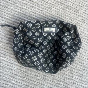 Necessär från Day - Snygg necessär från Day i fint skick.  