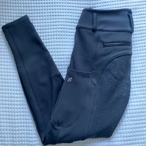 Zaczess vinterridbyxor - Skicka gärna bud! Vill bli av med dem.  Zaczess vinterridbyxor i strl M. Svarta i fint skick. Nypris är 1399kr, 900kr eller bud.  