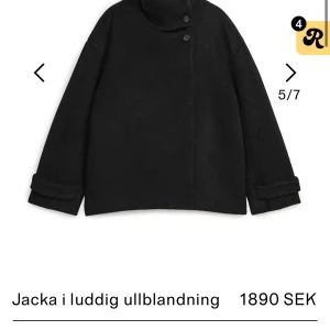 Arket kappa - Intressekoll💕, lägger ut för att se om nån är intresserad och för vilket pris isf. Jackan är i bra skick 💕
