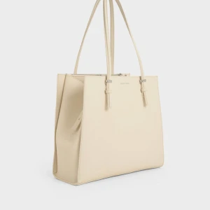 Charles & Keith väska helt ny - Helt ny Charles & Keith väska. Fick den i present men är dock inte min stil. Nypris :1600kr