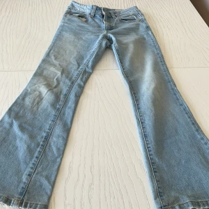 Snygga jeans från Zara  - Super snygga jeans i storlek 140 använde väldigt sällan då dom var lite förstora så hade inte använda dem, nu är dem försmå!