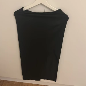 Långkjol med slits - Svart långkjol med slits på sidan, storlek S/36✨