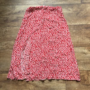 Somrig kjol - Jättefin kjol från shein i storlek M. Skriv om du har några frågor!💖