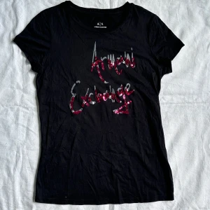 Svart t-shirt från Armani Exchange - Säljer en snygg svart t-shirt från Armani Exchange. nyskick. vid köp av flera varor får du rabatt 💛