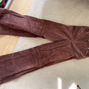 Bruna manchesterbyxor från Divided - Säljer ett par snygga bruna manchesterbyxor från Divided HM. De är i storlek 36 och har en skön, vid passform. Perfekta för höst och vinter med sin varma och mjuka känsla. Byxorna har klassiska fickor både fram och bak.