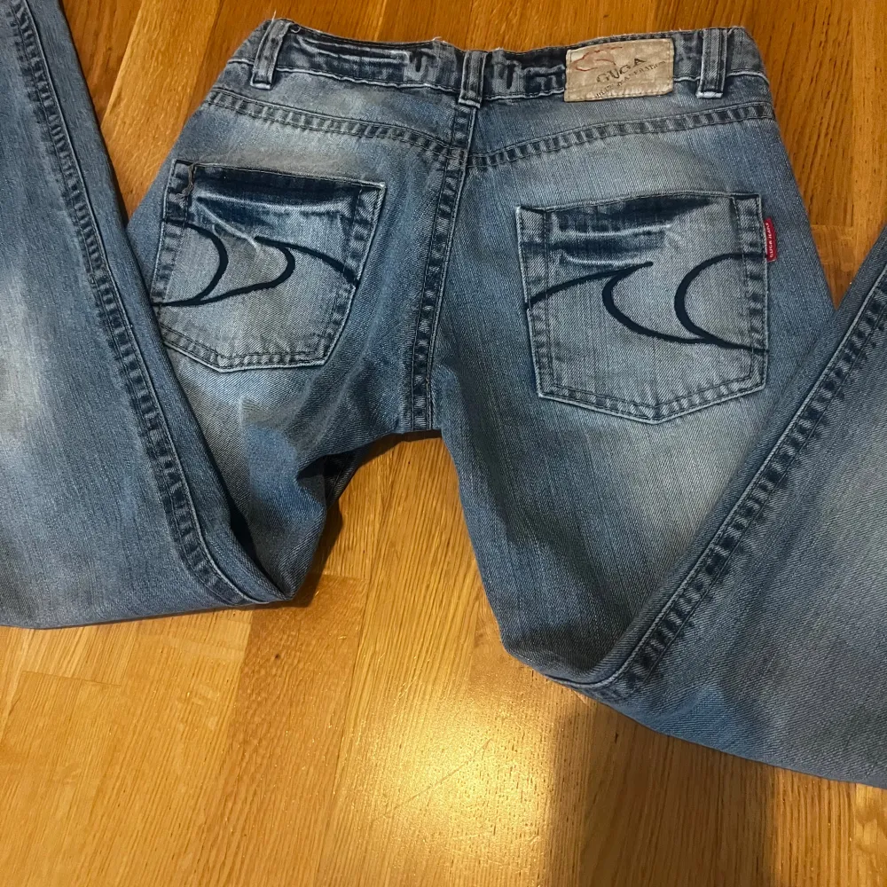 Vintage jeans från 2000-talet. Säljer pga att de har blivit för småa för mig! Ultra low-waist jeans men snygga detaljer på backfickorna. De är för småa för mig i midjan. 🫶. Jeans & Byxor.