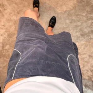 Manchester kjol - Lila/blå manchester kjol i smal manchester! Kjolen har en liten volang och är köpt vintage på Bali🩷