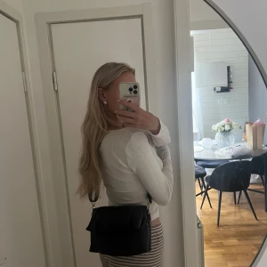 Axelremsväska - Super fin liten väska med gulddetaljer. I nyskick