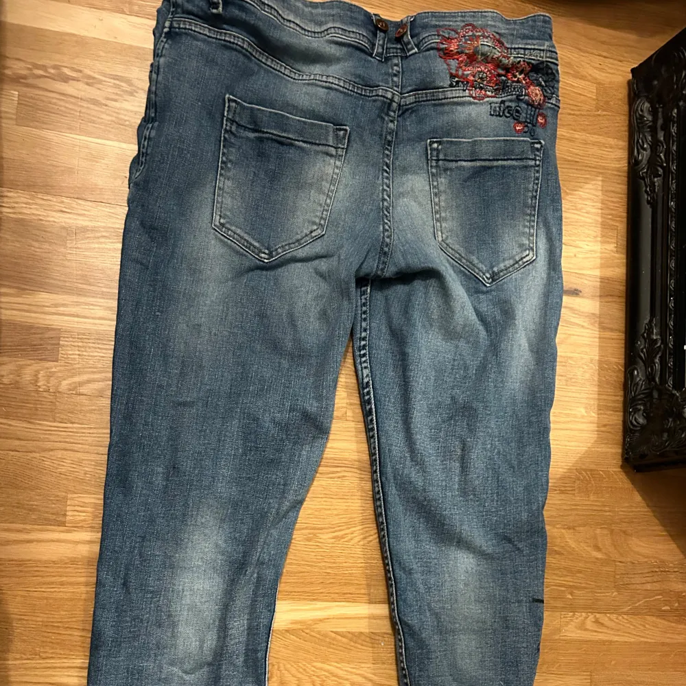 Mammas jeans som användes i flera år men bra skick! (Saknar bara ena av knapparna på flugan) Passar bra som S-M och har flera olika broderier av blommor på jeansen. . Jeans & Byxor.