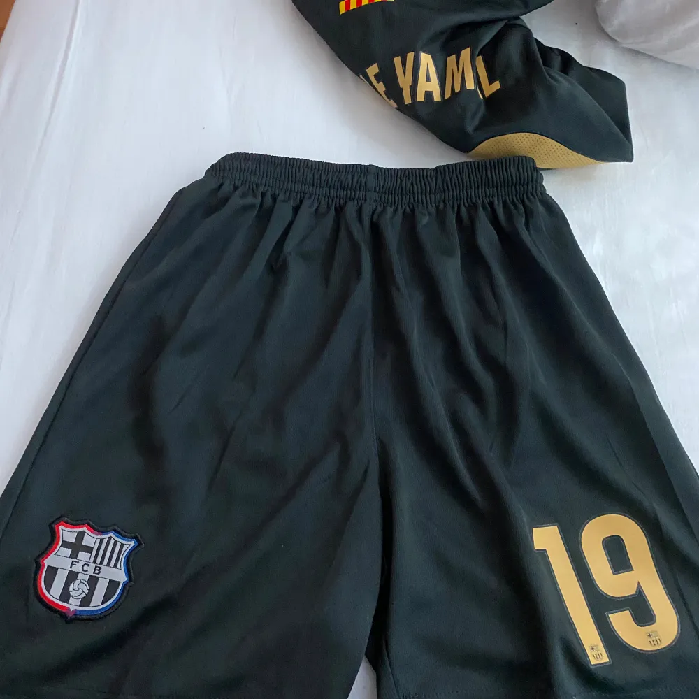 Fotbolls tröja barcelona Lamine Yamal 19. Stolek 24 barn men funkar också som xs.  . Sportswear.