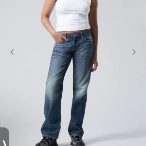 Weekday arrow jeans - Helt ny använt bara en gång, den var för liten för mig. Straight leg low waist jeans. Inte samma färg som på bilderna men jätte likt, kunde inte hitta den jag har på hemsidan, men skickar bild på färgen privat. Sitter dock exakt så som på bilderna. 