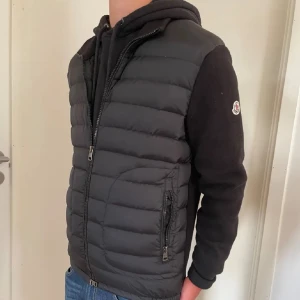 Moncler Jacka - En fräsh Moncler Höstjacka som passar perfekt nu inför hösten! Storleken är S, passar också XS. Inga hål eller flaws, och den är använd bara vid ett/två tillfällen. Skriv vid intresse.