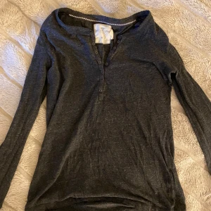 Grå topp - Mörkgrå topp med knappar där uppe. 🩶