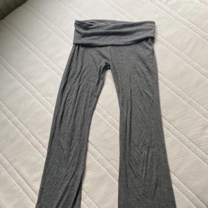 Yoga pants - Säljer mina yoga pants som är använda ett fåtal gånger. Fint skick och dom kommer ifrån Gina tricot🤍