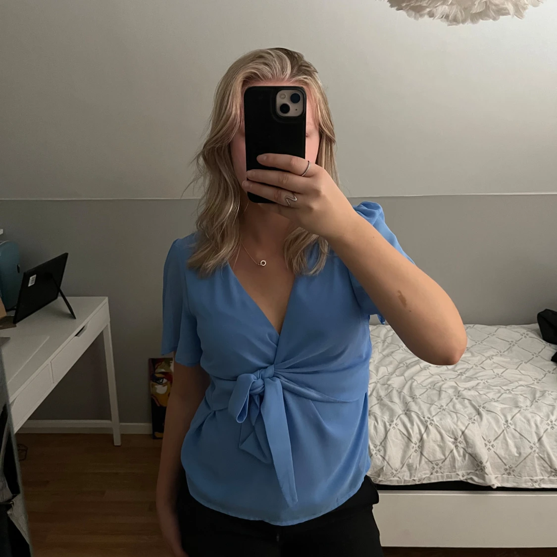 Blå blus med knytning