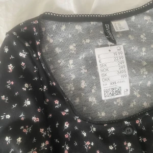 Jätte söt blommig klänning  - Jag köpte denna jätte söta klänningen förra sommaren men har inte blivit att jag använt den. 💓 Köpt för 249kr. Tveka inte med att höra av dig om du har frågor. 💓