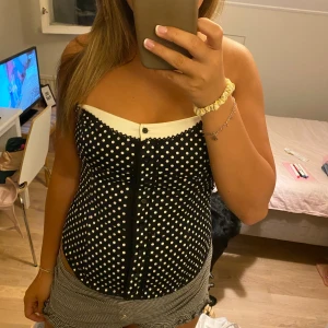 prickig korsett  - sälja skitsnygg korsett då den är för stor för mig (min kompis på bilden) 💗 super fint skick!