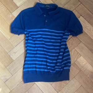 Ralph Lauren piké  - Säljer nu denna snygga RL piké då den är lite liten för mig. I bra skick knappt använd. Storlek M passar S Säljer den för 499 kr  Kontakta för mer bilder eller frågor 