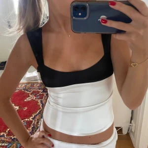 Snygg svart/vit topp från fenity - Super snygg och festlig topp från feinty, stl S men sitter som en xs. Aldrig använd🫶🏼