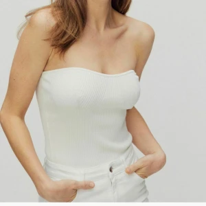 Topp  - Säljer denna super snygga topp, i både storlek S och M. Aldrig använda. Skriv vid intresse eller frågor❤️