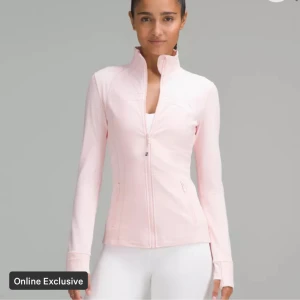 Lululemon define jacket nulu - Helt slutsåld träningsjacka från lululemon, nyskick endast testad! Säljer då den va lite lång på mig. Storlek 4