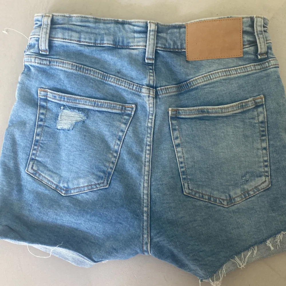 Ett par superfina högmidjade jeans shorts från hm 💕. Shorts.