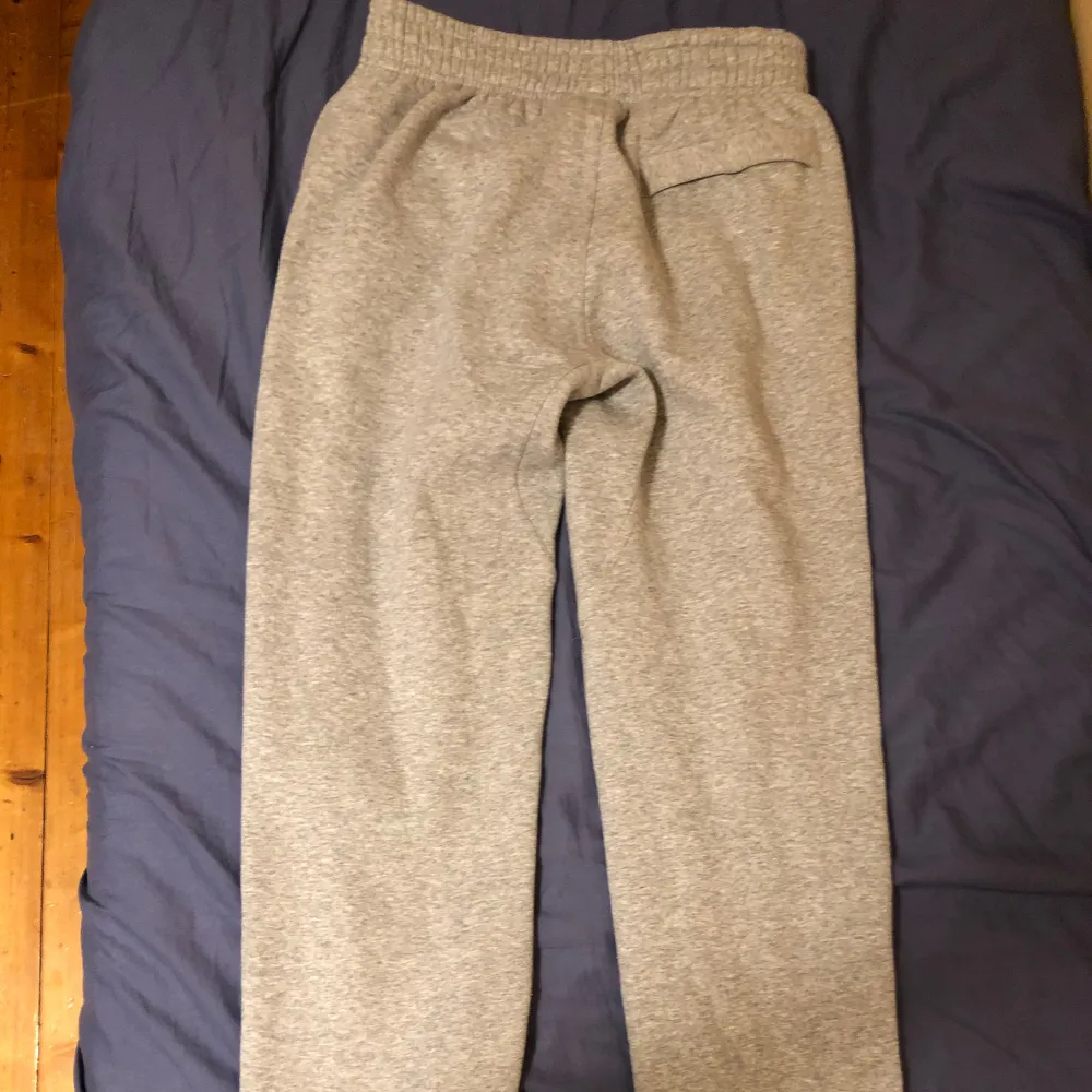 Gråa sweatpants från Nike i endast använda 1 gång! Säljer då jag köpte för liten storlek. Skriv för fler bilder eller frågor.. Jeans & Byxor.