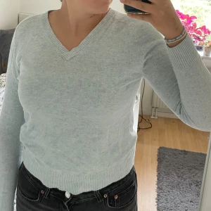 Ljusblå tröja från Holly & Whyte - Säljer en ljusblå tröja från Holly & Whyte by Lindex. Den är i storlek XS, men passar en S också, och är gjord av en skön blandning av bomull, viskos och polyamid. Tröjan har en v-ringad hals och långa ärmar och den är i bra skick!