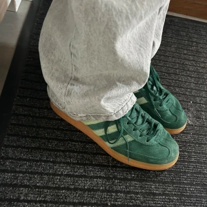 Adidas Spezial Skor - Säljer mina knappt använda trendiga adidas skor. Dem är köpta på Zalando. I storlek 38 2/3 men passar även 39. De är gröna med även lime gröna streck. Dem är lemited edition och kostar 1499 original pris, därav priset på skorna. Skriv för fler bilder eller intresse osv. 