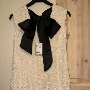 Paljettklänning H&M - Superfin, helt ny populär paljettklänning från H&M i storlek S! Hör av er för mer bilder. Nypris 549kr!