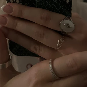 äkta silver ring, reglerbar (S925) -  Sterling silver ring i nyskick, inte kommit till användning men är jätte fin med en blomma och chrome liknande bakgrund. Reglerbar i storleken  ✨