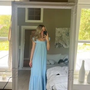 Sommardröm - Säljer denna oanvända sommardrömmen från pieces i storlek xs 