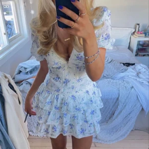 Slutsåld viral zara klänning - Säljer denna klänningen på min vinted. Viral vit zara klänning, med blåa blommor. Endast använd en gång. Vinted: @tildeden