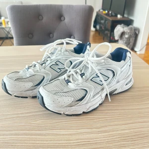 New Balance  - New Balance i storlek 40. Använda ca 2 gånger så nästa helt i nyskick! 