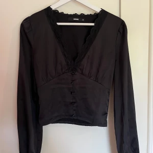 Fin fest topp - Säljer en super söt topp från Bik bok, tyvärr för liten för mig❤️