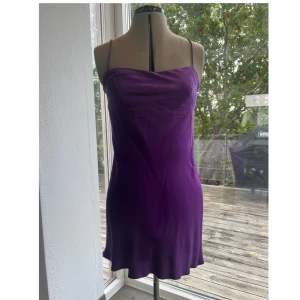 Lila klänning - Lila klänning med fin knytning där bak. Storlek M men funkar för S också. Aldrig använd endaste provad.