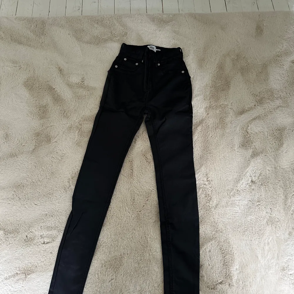 Passar mig som är 175cm, använd 1gång  Klicka inte på köp direkt . Jeans & Byxor.