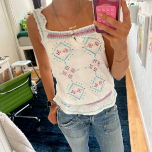 Vit sommartopp - Sommartopp med broderade färgglada mönster 💗