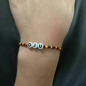 Djurgården armband💛❤️💙 - Djurgården armband! Passar alla typer av handleder, om för litet så brukar den forna sig från handleden efter ett tag!😁  Om du söker ett specifikt hockey lag eller fotbolls lag eller övrigt som du inte hittar av de jag gjortså går det att lösa privat