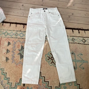 Högmidjade vita dickies jeans  - Midjemått: 36 cm, längst ner till midjan är benen 93 cm långa. Använda senast februari 2023. Bra skick. Jag är ca 158 cm och de är lite för korta för mig. Storlek: 34  OBS! Står ej för frakt 