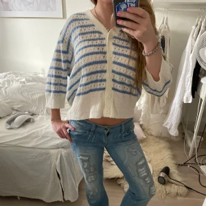 Kofta - Säljer den här as snygga koftan ❤️ man kan dra upp den lite som ni ser på första bilden eller ha den normalt ❤️ storlek xl men passar mig som är S -xs som medium❤️