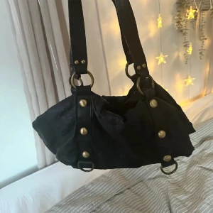 Vintage väska  - Super fin vintage väska, köpte här på plick, kommer tyvärr ej till användning längre.💓