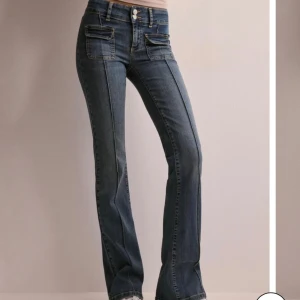 Low Waist Bootcut Pocket Jeans - Jag säljer dessa fina low waist bootcut jeans i storlek M. Dom är aldrig använda utan endast testade, vid frågor eller mer bilder skriv🫶pris kan diskuteras 